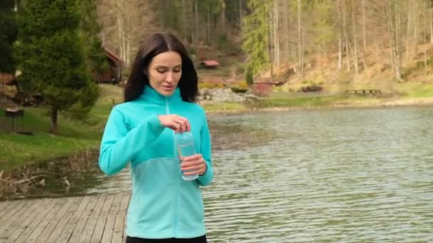 Vrouw Ziet Geweldig Atletisch Lichaam Het Drinken Van Water Een — Stockvideo