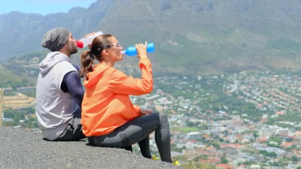 Ung Kvinna Och Man Dricker Proteinshake Efter Träningen Par Dricksvatten — Stockvideo