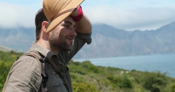 Viajero Masculino Sombrero Sol Encuentra Océano Hombre Sentado Playa Kvalvika — Vídeo de stock