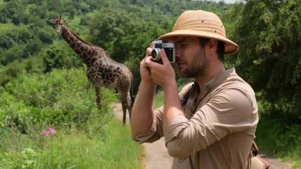 Masai Zsiráf Áll Bokrok Napsütésben Utazó Hátizsákkal Kamerával Áll Afrika — Stock videók