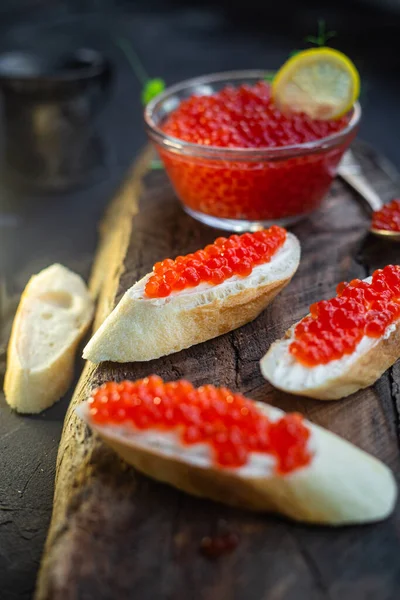 Roter Kaviar Auf Dunklem Hintergrund Sandwiches Mit Kaviar — Stockfoto