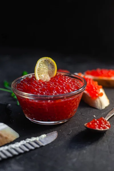 Roter Kaviar Auf Dunklem Hintergrund Sandwiches Mit Kaviar — Stockfoto