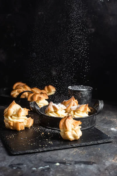 Profiteroles Custard Dark Table Eclairs — Stock Photo, Image