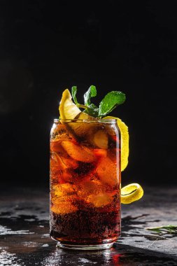  Bardakta buzlu ve limonlu kokteyl. Pepsi, Coca-Cola