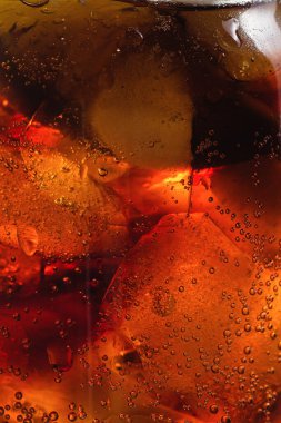  Bardakta buzlu ve limonlu kokteyl. Pepsi, Coca-Cola