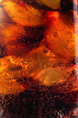  Bardakta buzlu ve limonlu kokteyl. Pepsi, Coca-Cola