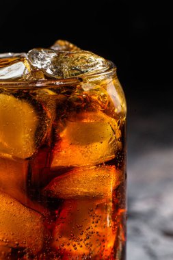  Bardakta buzlu ve limonlu kokteyl. Pepsi, Coca-Cola