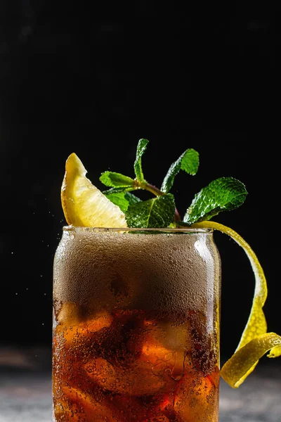 Cocktail Met Ijs Citroen Een Glazen Close Pepsi Coca Cola — Stockfoto