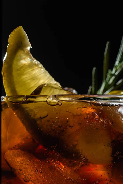 Cocktail Met Ijs Citroen Een Glazen Close Pepsi Coca Cola — Stockfoto