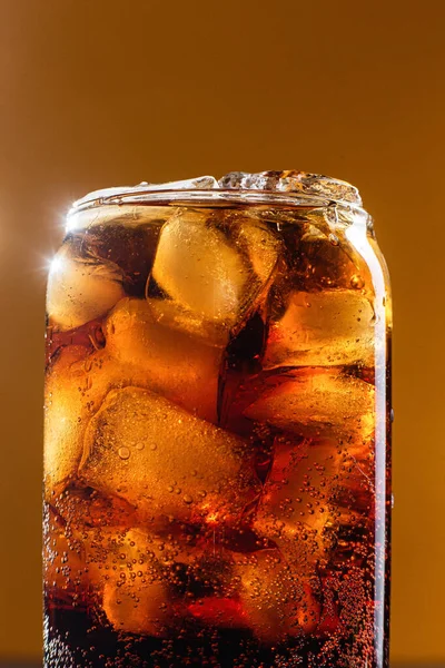  Bardakta buzlu ve limonlu kokteyl. Pepsi, Coca-Cola