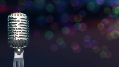Sahnedeki şarkıcılar için kayıt ve performans için Retro mikrofon. Bokeh hafif arkaplanı reklam metni koyabilir.