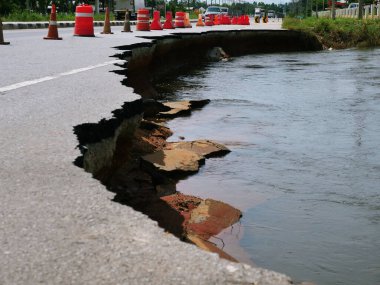 Doğal sel felaketleri yol yüzeylerine ve hasarlı yol yüzeylerine zarar verdi. trafik sıkışıklığına neden olur