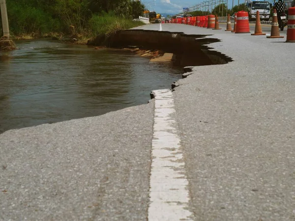 Стихийные Бедствия Наводнений Повредили Дорожные Поверхности Повредили Дорожные Покрытия Вызвать — стоковое фото