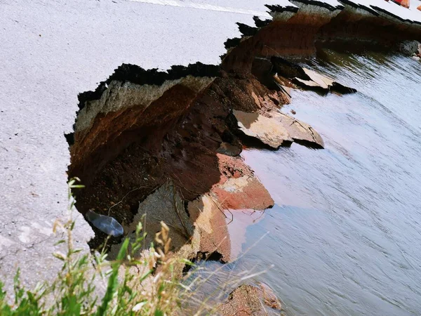 Természeti Árvízkatasztrófák Károsították Útfelületeket Sérült Útfelületeket Forgalmi Torlódásokat Okoz — Stock Fotó