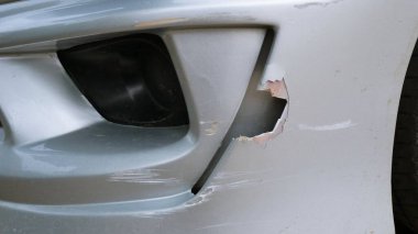 Ön tampondaki bir kazadan sonra arabadaki çizikler....