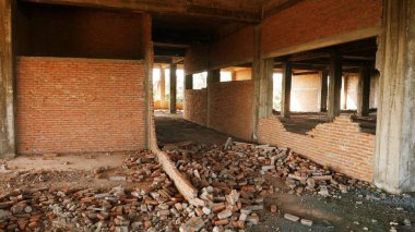 Terk edilmiş eski binaların olduğu bölge. İnşaat yok edilemez..