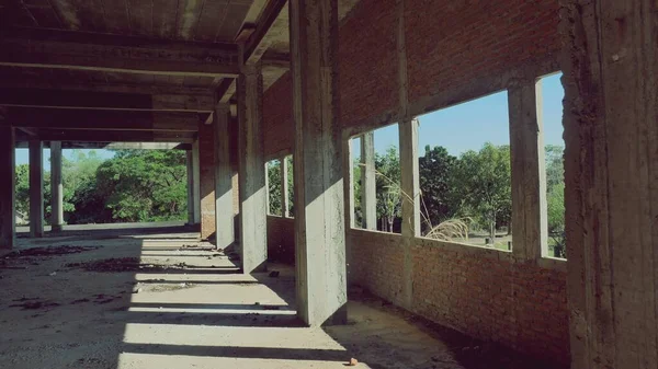 Terk edilmiş eski binaların olduğu bölge. İnşaat yok edilemez..