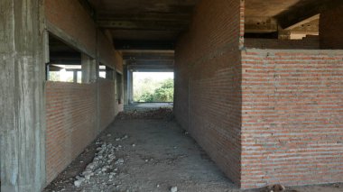 Terk edilmiş eski binaların olduğu bölge. İnşaat yok edilemez..