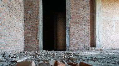 Terk edilmiş eski binaların olduğu bölge. İnşaat yok edilemez..