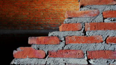 Geleneksel olmayan inşaat alanı. Duvarcılık ihmal edilmiş, sorumsuz, ilerlemeyen, sadece yarısı bitmiş. Bazı kısımlarında duvarların pürüzlü yüzeyleri vardı..