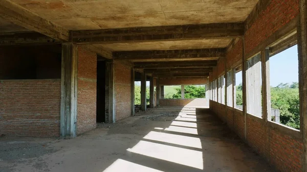 Terk edilmiş eski binaların olduğu bölge. İnşaat yok edilemez..