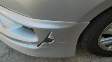 Ön tampondaki bir kazadan sonra arabadaki çizikler....