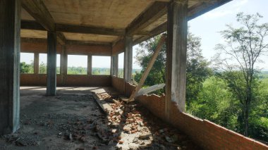 Terk edilmiş eski binaların olduğu bölge. İnşaat yok edilemez..