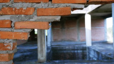 Endüstriyel bir binanın yıkıntıları beton ve tuğla yığınına dönüşüyor. Mühendislerin terk edilmiş inşaattaki başarısızlıklarının yol açtığı pürüzlü enkaz..