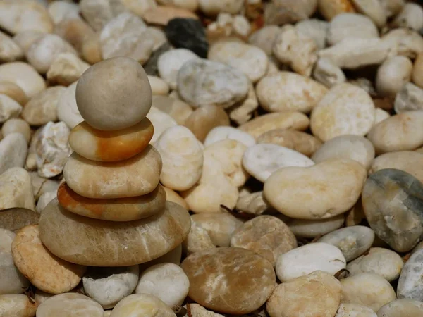 Las Piedras Del Equilibrio Apilan Como Pirámides Fondo Bokeh Natural —  Fotos de Stock