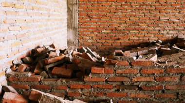 Endüstriyel bir binanın yıkıntıları beton ve tuğla yığınına dönüşüyor. Mühendislerin terk edilmiş inşaattaki başarısızlıklarının yol açtığı pürüzlü enkaz..