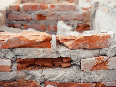 Endüstriyel bir binanın yıkıntıları beton ve tuğla yığınına dönüşüyor. Mühendislerin terk edilmiş inşaattaki başarısızlıklarının yol açtığı pürüzlü enkaz..