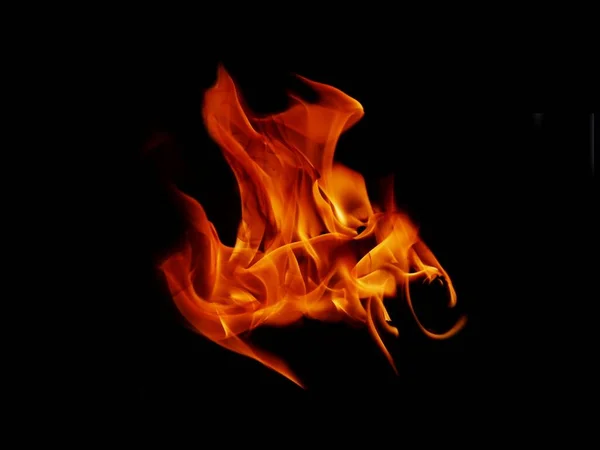 炎のテクスチャ奇妙な形の炎の背景火の肉は ストーブや料理から焼かれます 危険感抽象的な黒の背景バナーや広告に適しています — ストック写真
