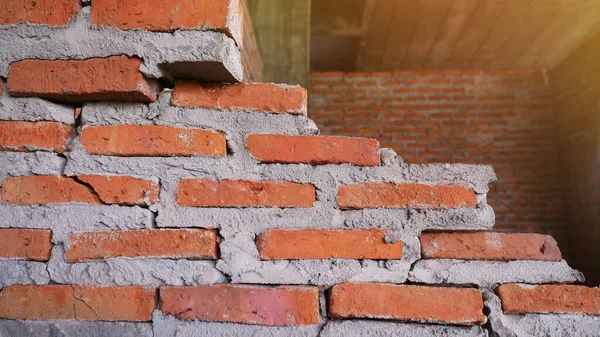Endüstriyel bir binanın yıkıntıları beton ve tuğla yığınına dönüşüyor. Mühendislerin terk edilmiş inşaattaki başarısızlıklarının yol açtığı pürüzlü enkaz..