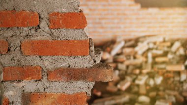 Endüstriyel bir binanın yıkıntıları beton ve tuğla yığınına dönüşüyor. Mühendislerin terk edilmiş inşaattaki başarısızlıklarının yol açtığı pürüzlü enkaz..