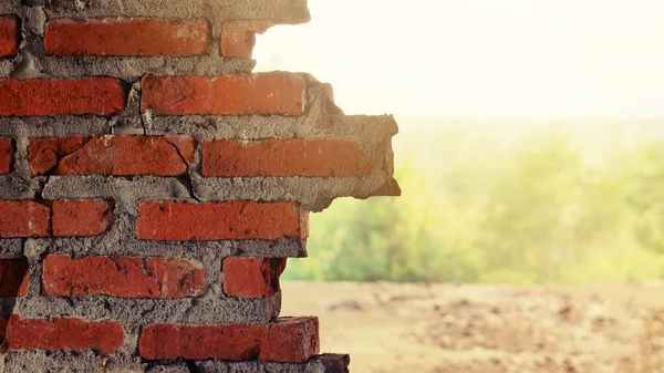 Geleneksel olmayan inşaat alanı. Duvarcılık ihmal edilmiş, sorumsuz, ilerlemeyen, sadece yarısı bitmiş. Bazı kısımlarında duvarların pürüzlü yüzeyleri vardı..