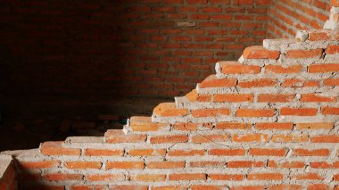 Endüstriyel bir binanın yıkıntıları beton ve tuğla yığınına dönüşüyor. Mühendislerin terk edilmiş inşaattaki başarısızlıklarının yol açtığı pürüzlü enkaz..