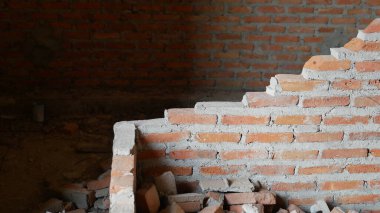 Endüstriyel bir binanın yıkıntıları beton ve tuğla yığınına dönüşüyor. Mühendislerin terk edilmiş inşaattaki başarısızlıklarının yol açtığı pürüzlü enkaz..