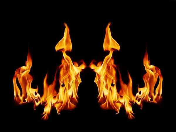 一个美丽的火焰形状和想象的一样 就像来自地狱 有着危险而炽热的黑色背景 — 图库照片