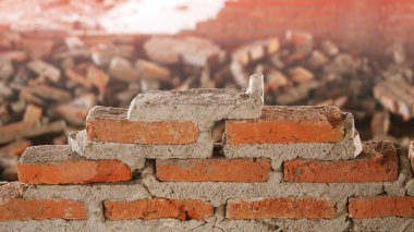 Endüstriyel bir binanın yıkıntıları beton ve tuğla yığınına dönüşüyor. Mühendislerin terk edilmiş inşaattaki başarısızlıklarının yol açtığı pürüzlü enkaz..