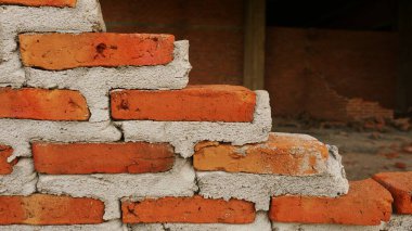 Endüstriyel bir binanın yıkıntıları beton ve tuğla yığınına dönüşüyor. Mühendislerin terk edilmiş inşaattaki başarısızlıklarının yol açtığı pürüzlü enkaz..