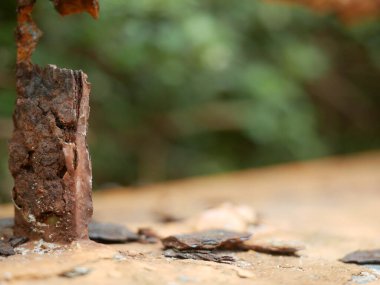 Paslı çelik yapı aşınmış ve ağır hasar görmüş..