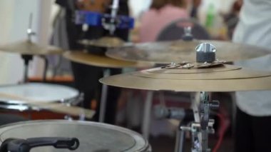 PSKOV, RUSSIA - AUGust, 8, 2021: Davulcu perküsyon müziği çalıyor.