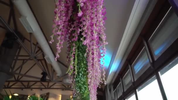 Suspension de fleurs roses et de verdure du plafond à la décoration de la célébration