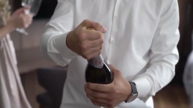PSKOV, RUSSIA - 8 Ağustos 2021: Gömlekli adam Martini Asti şampanyasını açtı