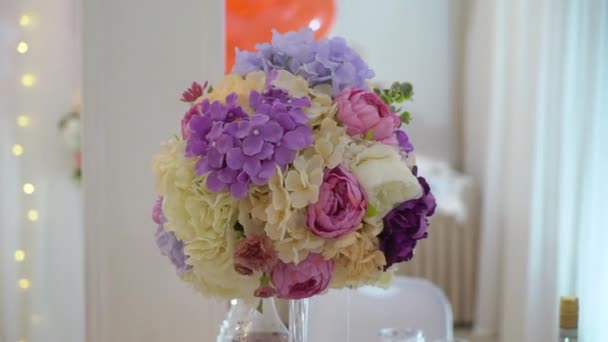 Arrangement de fleurs à la fête. Décoré avec des fleurs blanches et roses au mariage.
