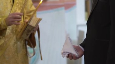 Rahip düğün töreninde gelin ve damada yanan bir kilise mumu verdi..