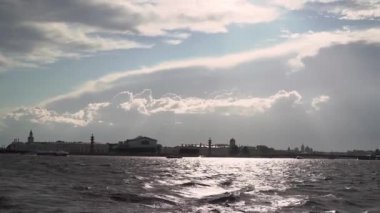 Saint Petersburg, Rusya - sudan manzara. Vasilievsky Adası, Rostral sütunları.