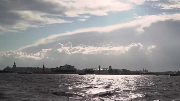 Saint Petersburg, Russia - view from water. Vasilievsky Island, Rostral columns. — Stock Video