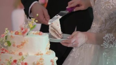Düğün pastasından bir parça kesiyorum. Gelin ve damat resepsiyonda bıçakla.