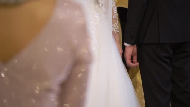 新娘和新郎站在教堂的婚礼上. — 图库视频影像